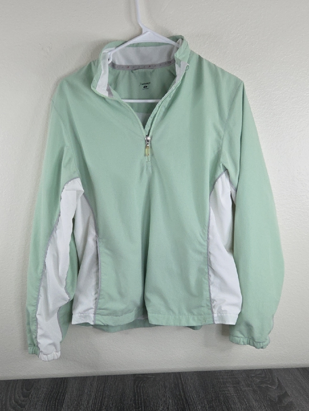 Ativagolf Seafoam Green and White Performance Golf Pull OverJacket. Medium.EUC